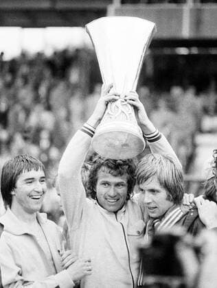 Jupp Heynckes (Mitte), Dietmar Danner (li.) und Henning Jensen jubeln - Borussia Mönchengladbach gewinnt den UEFA-Pokal 1974 1975 Fußball EC 3 Herren UEFA-Pokal 1974 1975, Cup, Europapokal, Europacup, Finale, Endspiel, Enschede - Gladbach 1:5 Gruppe Diekman Enschede Glück, Harmonie, Freude,