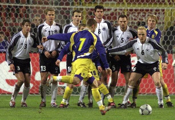 Freistoßmauer mit v. li.: Christian Ziege, Oliver Bierhoff, Dietmar Hamann, Michael Ballack, Jens Nowotny und Carsten Ramelow (alle Deutschland) gegen Andrej Schewtschenko (Ukraine, vorn) Fußball Länderspiel Herren WM-Qualifikation 2001, Weltmeisterschaftsqualifikation, Relegation, Relegationsspiel, Chevtchenko Totale Westfalenstadion, Schevschenko, Schevtchenko Dortmund, Chewtchenko, Shevtchenko, Shevchenko Dynamik,