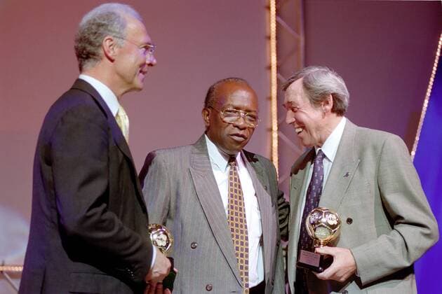 FIFA-Vizepräsident Jack Warner (Mitte, Trinidad und Tobago) mit Gordon Banks (re., England) und Franz Beckenbauer (Deutschland) Fußball Herren Weltfußball-Gala 2000, Fußballgala, Fest, Festveranstaltung, Feier, Sportgala, Ehrung, Auszeichnung Gruppe MEIROTELS-Halle Rotenburg a. d. Fulda Freude,