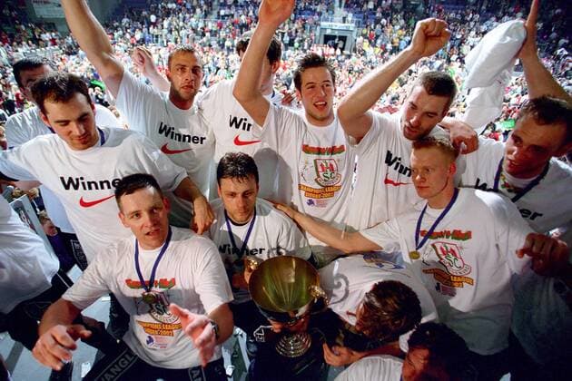 Europapokalsieger SC Magdeburg, v. li.: Stefan Kloppe, Trainer Alfred Gislason, Uwe Mäuer, Torwart Christian Gaudin, Bennet Wiegert, Steffen Stiebler, Christian Schöne, Olafur Stefansson Handball EC 1 Herren Champions League 2001 2002, Finale, Endspiel, SC Magdeburg, SCM Totale Bördelandhalle Magdeburg Freude, Begeisterung,