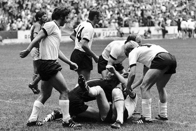 Torjubel BR Deutschland, stehend v. li.: Müller, Libuda, Seeler und Held, Torwart Meier jubelt am Boden Fußball WM Herren Weltmeisterschaft 1970, Halbfinale, Länderspiel, Nationalmannschaft, Nationalteam, Nationaltrikot Gruppe Estadio Azteca, Aztekenstadion Mexico-City Freude,