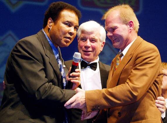 Ex-Boxer Mohammad Ali (li., USA) bei der Deutschland-Premiere des Kinofilms Ali mit seinen ehemaligen Gegnern Karl Mildenberger (Mitte) und Jürgen Blin (beide Deutschland) Boxen Herren Filmpremiere 2002, Deutschlandpremiere, Boxsport, Profiboxen, Boxprofi, Boxprofis, Profi, Profis Gruppe ErdgasArena Riesa Harmonie, Kameradschaft,