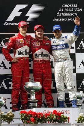 Rubens Barrichello (Mitte, Brasilien), nach Stallorder eigentlich nur Zweiter, darf sich zwischen Teamkollegen Michael Schumacher (li., Deutschland beide Ferrari) und Juan Pablo Montoya (re., Kolumbien BMW-Williams) als moralischer Sieger fühlen Motorsport Grand Prix Herren Großer Preis von Österreich 2002, Formel 1 Weltmeisterschaft, F1, F, GP, WM Gruppe A1-Ring Zeltweg-Spielberg