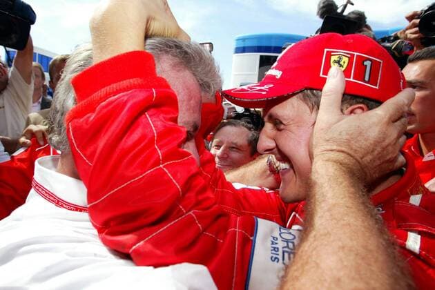 Weltmeister Michael Schumacher (re., Ferrari) in inniger Umarmung mit seinem Manager Willi Weber (beide Deutschland) Motorsport Grand Prix Herren Großer Preis von Frankreich 2002, Formel 1 Weltmeisterschaft, F1, F, GP, WM, Vdig Gruppe Circuit de Nevers Magny-Cours Glück, Harmonie, Freude,
