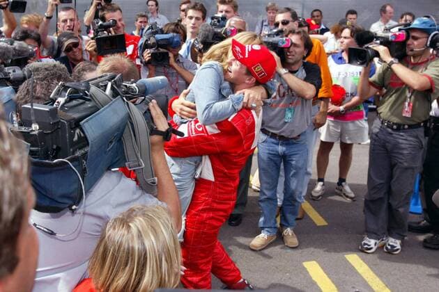 Weltmeister Michael Schumacher (Mitte, Deutschland Ferrari) in inniger Umarmung mit seiner Ehefrau Corinna vor laufenden TV-Kameras Motorsport Grand Prix Herren Großer Preis von Frankreich 2002, Formel 1 Weltmeisterschaft, F1, F, GP, WM, Vdig Totale Circuit de Nevers Magny-Cours Harmonie, Glück, Freude, Begeisterung,