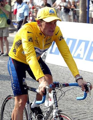 Sieger Lance Armstrong (USA US Postal Service) mit dem gelben Trikot des Gesamtführenden im Ziel Radsport Herren Tour de France 2002, Radrennsport, Straßenradsport, Straßenradrennsport, Radrennen, Straßenrennen, Einzelbild Champs-Elysees, Elysee, 20. Etappe, Paris,