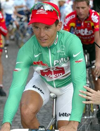 Robbie Mc Ewen (Australien Lotto-Adecco) im grünen Trikot bei der Zielankunft Radsport Herren Tour de France 2002, Radrennsport, Straßenradsport, Straßenradrennsport, Radrennen, Straßenrennen, Einzelbild Champs-Elysees, Elysee, 20. Etappe, Paris,