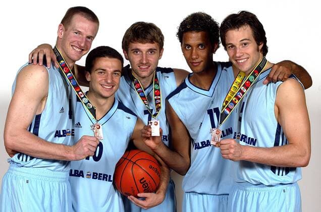 Die Nationalspieler von ALBA Berlin präsentieren stolz ihre Bronzemedaillen, v.li. Henrik Rödl, Mithat Demirel, Marko Pesic, Stefano Garris und Jörg Lütcke Basketball WM Herren Weltmeisterschaft 2002, BBL, Studio, Fotostudio, Studioshooting, Studiotermin, Studioaufnahme Gruppe Berlin Freude,