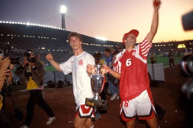 Fußball, EM Finale 1992 in Göteborg, Dänemark - Deutschland 2:0 Brian Laudrup (li.) und Kim Christofte (Dänemark) machen mit dem Europameisterschaftspokal eine Ehrenrunde Fußball EM Herren Europameisterschaft 1992, Nationalmannschaft, Finale, Endspiel, Nationalteam, Länderspiel Gruppe Göteborg Glück, Begeisterung, Freude,