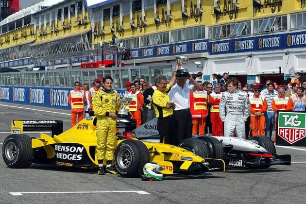 Giancarlo Fisichella (li., Italien Jordan-Cosworth) bekommt nachträglich den Pokal vom Großen Preis von Sao Paulo auf einer improvisierten Siegerehrung in Imola überreicht, der erst Kimi Räikkönen (re., Finnland McLaren Mercedes) zugesprochen wurde,.. Motorsport Grand Prix Herren Großer Preis von Brasilien 2003, Formel 1 Weltmeisterschaft, F1, F, GP, WM, Vdig Totale Imola