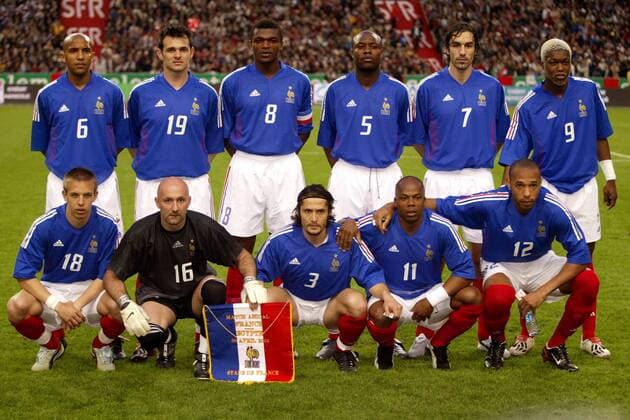 Mannschaftsbild Frankreich, hinten v. li.: Olivier Dacourt, Willy Sagnol, Marcel Desailly, William Gallas, Robert Pires, Djibril Cisse, vorn v. li.: Benoit Pedretti, Torwart Fabien Barthez, Bixente Lizarazu, Sylvain Wiltord, Thierry Henry Fußball Länderspiel Herren Länderspiel 2003, Freundschaftsspiel, Testspiel, Nationalmannschaft, Nationalteam, Nationaltrikot Totale Paris