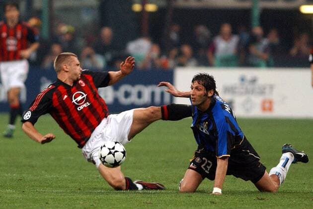 Marco Materazzi (Inter, re) gegen Andrej Schewtschenko (Mitte) Fußball EC 1 Herren Champions League 2002 2003, AC Mailand - Internazionale Mailand 0:0, Halbfinale, Vdig Gruppe Mailand, Derby, Lokalderby, Ortsderby, Stadtderby Kampf, Dynamik,