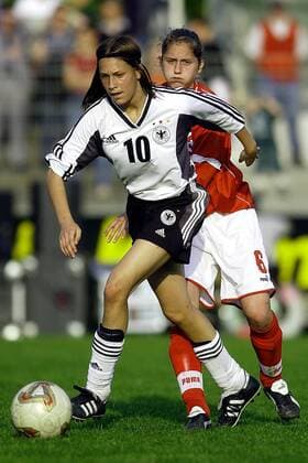 Lena Goeßling (li., Deutschland U 19) gegen Daniela Soltermann (Schweiz U 19) Fußball Länderspiel Damen Länderspiel 2003, Freundschaftsspiel, Test, Testspiel, U19, U 19, Frauen, Frauenfußball, Vdig Gruppe Leipzig Dynamik,
