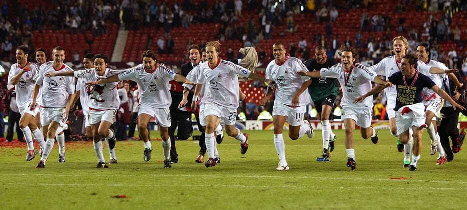 Milan setzt zum Diver an, v.li.: Rui Costa, Maldini, Schewtschenko, Serginho, Inzaghi, Costacurta, Ambrosini, Rivaldo, Torwart Dida, Pirlo, Laursen, Brocchi und Nesta Fußball EC 1 Herren Champions League 2002 2003, AC Mailand, Finale, Endspiel, Totale Old Trafford Manchester Glück Freude, Begeisterung,