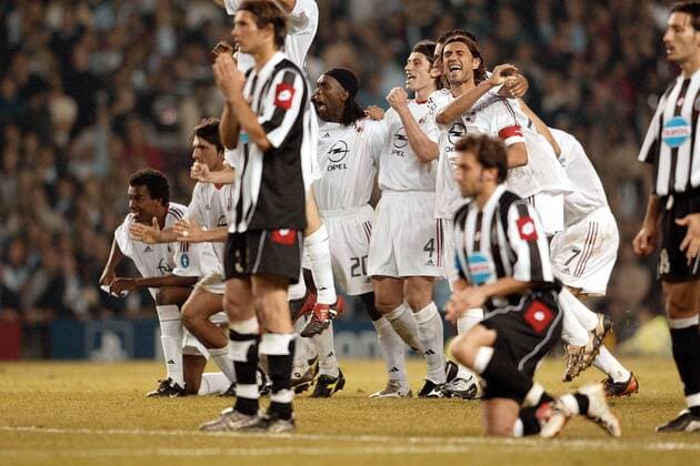 Jubel bei Milan v.re.: mit Maldini, Kaladze, Seedorf, Gattuso und Roque Junior, fassunglosigkeit bei Juve mit Tacchinardi (li.), Del Piero und Zambrotta Fußball EC 1 Herren Champions League 2002 2003, Juventus Turin - AC Mailand 2:3 n.E., Finale, Endspiel, Gruppe Old Trafford Manchester Spannung, Freude, Enttäuschung