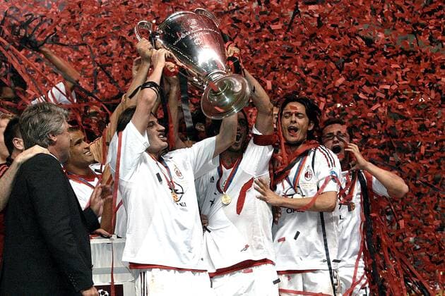 Siegesjubel Milan v.li.: Trainer Ancelotti, Rivaldo, Kakhaber Kaladze, Maldini, Filippo Inzaghi und Gennaro Gattuso mit dem Champions League Pokal Fußball EC 1 Herren Champions League 2002 2003, AC Mailand, Finale, Endspiel, Gruppe Old Trafford Manchester Glück Freude, Begeisterung,