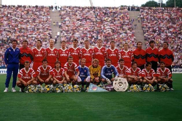 Bayern München als Deutscher Meister 1990 - hinten v. li.: Trainer Heynckes, Assistent Coordes, Augenthaler, Pflügler, Wohlfarth, Kohler, Strunz, Bender, Reuter, Schwabl, Physiotherapeut Binder, Mannschaftsarzt Müller-Wohlfahrt, Physiotherapeut Gebhardt.. Fußball 1. BL Herren Saison 1989 1990, FC Bayern München, Deutscher Meister, Deutsche Meisterschaft, Vdia, Totale Pokal, Trophäe, Schale, Meisterschale München