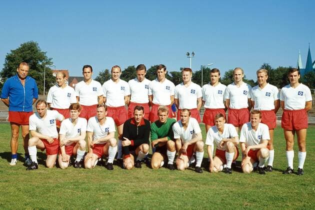 Mannschaftsbild HSV, hinten v. li.: Trainer Josef Schneider, Gert Dörfel, Manfred Pohlschmidt, Willi Schulz, Egon Horst, Jürgen Kurbjuhn, Hans Schulz, Bernd Dörfel, Holger Dieckmann, Elmar May, Reinhard Löffler, vorn: Uwe Seeler, Hans-Jürgen Hellfritz Fußball 1. BL Herren Saison 1966 1967, Hamburger SV, Mfdia, Mannschaftsfoto, quer Totale Gerd Hamburg