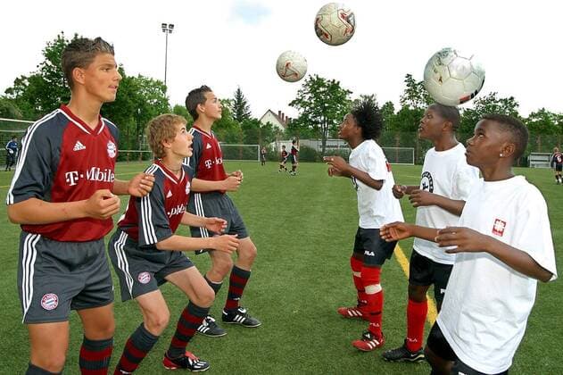 WM 2018, DFB Kader damals und heute Training der Bayern-C-Jugend mit südafrikanischen Straßenkindern, v.li.: Aleksandro Petrovic, Sebastian Mitterhuber, Mats Hummels (alle Bayern), daneben Sylvester Bonlya, Andries Mdodana und Andile Ntikinca (alle FC Masakhane United) Fußball Herren Straßenkinder-Tournee 2003, Soziales Engagement, Sozialengagement, Training, FC Bayern München Gruppe München