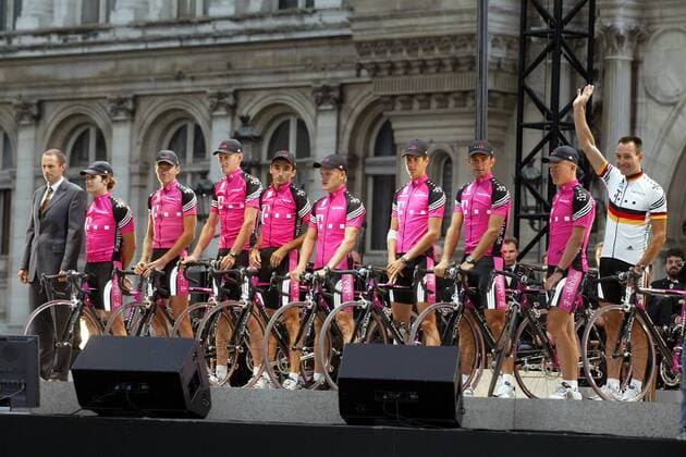 Mannschaftsbild Team Telekom, v. li.: Sportlicher Leiter Mario Kummer (Deutschland), Santiago Botero (Kolumbien), Mario Aerts (Belgien), Rolf Aldag (Deutschland), Guiseppe Guerini (Italien), Matthias Kessler, Andreas Klöden (beide Deutschland), Daniele... Radsport Herren Tour de France 2003, Straßenradsport, Straße, Rad, Vdig, quer Gruppe Paris