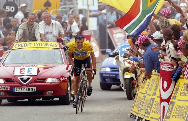 Lance Armstrong (USA US Postal Service) allein am Anstieg nach Luz Ardiden, hinter im Tourdirektor Jean-Marie Leblanc (Frankreich, re.) im Tour-Direktionswagen Radsport Herren Tour de France 2003, Straßenradsport, Straße, Rad, Saisonhighlight Totale Qual, quälen, Quälerei, erschöpft 15. Etappe: Bagneres de Bigorre - Luz Ardiden Anstrengung, Erschöpfung