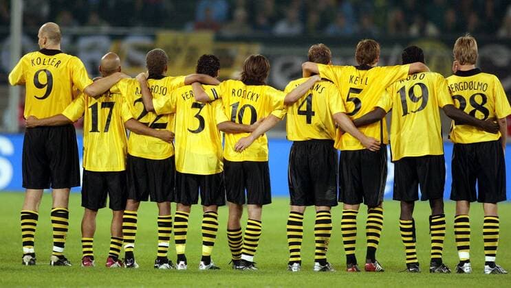 Kollektiver Zusammenhalt während des Elfmeterschießens beim BVB v.li.: Koller, Dede, Amoroso, Fernandez, Rosicky, Wörns, Kehl, Addo, Bergdölmo Fußball EC 1 Herren Champions League Qualifikation 2003 2004, Borussia Dortmund, Gruppe Dortmund