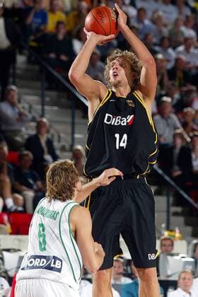 EuroBasket 2022, DBB, Historie, EM - Historie Dirk Nowitzki (Deutschland, re.) - Sprungwurf gegen Arvydas Macijauskas (Litauen) Basketball EM Herren Europameisterschaft 2003, Gruppenspiel, Gruppe B, Länderspiel, Nationalmannschaft, Nationalteam, Gruppe Norrköping Dynamik,