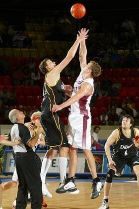 EuroBasket 2022, DBB, Historie, EM - Historie Tip Off zwischen Patrick Femerling (Deutschland, 2.v.li.) und Raitis Grafs (Lettland, 2.v.re.) Basketball EM Herren Europameisterschaft 2003, Gruppenspiel, Länderspiel, Gruppe B, Deutschland - Lettland 71-93 Gruppe Nationaltrikot, Nationalmannschaft, Nationalteam Norrköping Dynamik, Kampf,