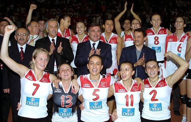 Mannschaftsjubel Türkei nach dem 3:0-Sieg im Halbfinale hinten v. li.: Özlem Özcelik, Bahar Urcu, Cigdem Can, Sinem Akap, Mesude Kuyan, Seda Tokatlioglu; vorn: Natalia Hanikoglu, Gülden Kayalar, Aysun Özbek, Pelin Celik, Esra Gümüs Volleyball EM Damen Europameisterschaft 2003, Länderspiel, Nationalmannschaft, Nationalteam, Nationaltrikot, Halbfinale, Totale Ankara Begeisterung, Freude,