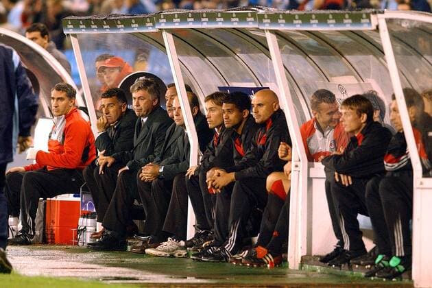 Bank des AC Milan - v. li.: Masseur Roberto Boerci, Co-Trainer Mauro Tassotti, Trainer Carlo Ancelotti, Sportdirektor Silvano Ramaccioni, Manager Umberto Gandini, Dario Simic, Serginho, Mannschaftsarzt Armando Gozzini, Schewtschenko Fußball EC 1 Herren Champions League 2003 2004, Vigo - AC Mailand 0:0, Milan, Vdig, Totale Vigo