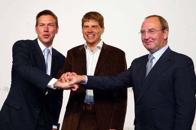 Jan Ullrich (Mitte, Deutschland) steigt unter Teammanager Walter Godefroot (re., Belgien) und Rene Obermann (Deutschland alle T Mobile), Vorstandsvorsitzender der T Mobile International AG und Co KG, in den neubenannten Rennstall der Telekom ein Radsport Herren Straßenradsport 2003, Rad, Straße, Pressekonferenz, PK, Pressetermin, Vorstellung, Vdig Gruppe Präsentation, Handschlag, Zusammenhalt, shakehands Bonn Harmonie, Kameradschaft,