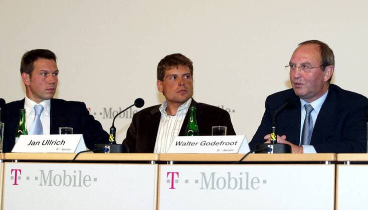 Jan Ullrich (Mitte, Deutschland) mit Teammanager Walter Godefroot (re., Belgien) und Rene Obermann (Deutschland alle T Mobile), Vorstandsvorsitzender der T Mobile International Ag und Co KG, auf der Pressekonferenz des neuen Telekom Rennstalls Radsport Herren Straßenradsport 2003, Rad, Straße, Pressekonferenz, PK, Pressetermin, Vorstellung, Vdig Gruppe Präsentation Bonn
