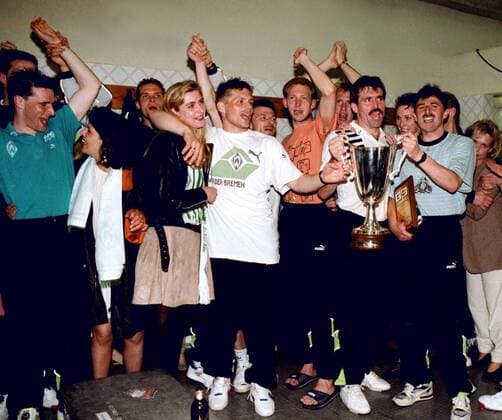 Kabinenfeier der Bremer mit dem Pokal der Pokalsieger, v.li.: Stefan Kohn in weiblicher Begleitung, Thorsten Legat, Carmen und Uli Borowka, Günter Hermann, Dieter Eilts, Mirko Votava und Klaus Allofs (alle Bremen) Fußball EC 2 Herren Europapokal der Pokalsieger 1991 1992, Europacup, SV Werder Bremen, Finale, Endspiel, Totale Spielerfrau, Spielerfrauen Lissabon Begeisterung, Freude,