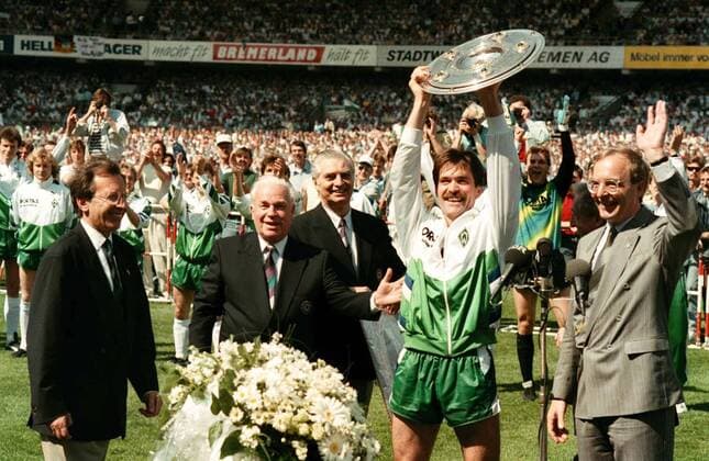 Fußball, SV Werder Bremen, Deutscher Meister 1988 Deutscher Meister Werder Bremen - Mirko Votava hält die Meisterschale in den Händen, daneben v. li.: Präsident Franz Böhmert, DFB-Spielleiter Hans-Georg Noack, BFV-Präsident Egon Kähler und SPD-Innensenator Volker Kröning Fußball 1. BL Herren Saison 1987 1988, SV Werder Bremen, Siegerehrung, Senator, Inneres, Sportsenator, Landespolitiker Totale Bremen, Landespolitik Begeisterung, Freude,