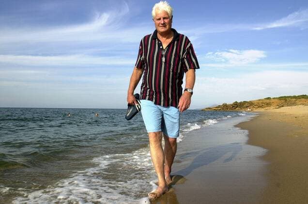 DVV-Präsident Werner Graf von Moltke (Deutschland) geht am Strand von Tabarka in Tunesien spazieren. Er ist der Erfinder des Club der Besten, zu dem verdiente deutsche Sportler eingeladen werden um eine Woche lang mit ihren Angehörigen Urlaub zu machen Volleyball Damen Club der Besten 2003, Robinson Klub, Ferien, Urlaub, Freizeit, Shooting, Fotoshooting, Fototermin Einzelbild Sandstrand, Meer, Mittelmeer Tabarka Ruhe, Weite,