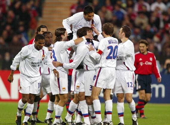Torjubel Lyon v. re.: Anthony Reveillere, Müller, Edmilson, Juninho, Jeremie Berthod, Pegguy Luyindula, Florent Malouda und über allen anderen Giovane Elber Fußball EC 1 Herren Champions League 2003 2004, München - Olympique Lyonnais 1:2, OL, Gruppe München Freude, Begeisterung,