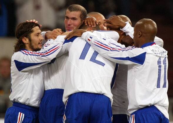 Torjubel Frankreich, v.li.: Bixente Lizarazu, Zinedine Zidane, Henry und Sylvain Wiltord Fußball Länderspiel Herren Freundschaftsspiel 2003, Nationalmannschaft, Nationalteam, Nationaltrikot, Länderspiel, Test, Vdig Gruppe Gelsenkirchen Freude,