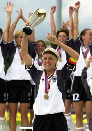 Doris Fitschen (Deutschland) präsentiert stolz die Trophäe, im Hintergrund jubelt ihr Team Fußball EM Damen Europameisterschaft 2001, Frauen, Frauenfußball, Nationalmannschaft, Nationalteam, Endspiel, Finale, Gruppe Ulm Freude, Begeisterung,