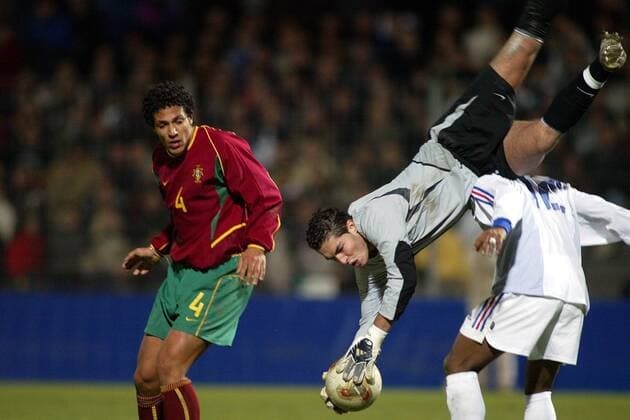 Torwart Jose Moreira (Mitte, Portugal) sichert mit einer Flugeinlage gegen Florent Sinama Pongolle (re., Frankreich) den Ball, Bruno Alves (Portugal) schaut zu Fußball Länderspiel Herren U21 Europameisterschaftsqualifikation 2003, U 21, Qualifikation, Nationalmannschaft, Nationalteam Gruppe Playoff, Playoffs, Play off, offs, Clermont-Ferrand Dynamik, Kampf,