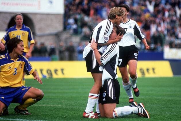 Sandra Smisek (Mitte) und Maren Meinert (re., beide Deutschland) - Torjubel, Jane Törnqvist (Schweden) enttäuscht Fußball EM Damen Europameisterschaft 2001, Länderspiel, Gruppenspiel, Gruppe A, Frauen, Frauenfußball, Vdia Gruppe Erfurt Freude, Begeisterung,