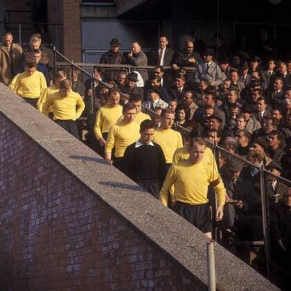 Die Spieler vom BVB betreten den Stadioninnenraum, v. vorn: Wolfgang Paul, Emmerich (verdeckt), Torwart Hans Tilkowski, Friedhelm Groppe, Alfred Schmidt, Lothar Geisler, Wilhelm Sturm, Theodor Redder, Held (verdeckt), Reinhard Libuda, Kurrat (verdeckt) Fußball 1. BL Herren DEUTSCHSPRACHIGE SPORTZEITSCHRIFTEN UND -ZEITUNGEN NUR NACH RÜCKSPRACHE, Saison 1965 1966 Totale Hannover - Borussia Dortmund 1.1 Hannover