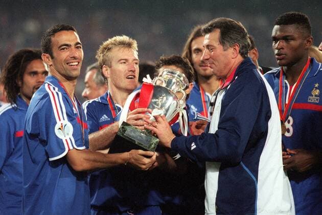 Fußball, EM Finale 2000 in Rotterdam, Frankreich - Italien 2-1 n.V. Frankreich ist Europameister 2000 - Nationaltrainer Roger Lemerre (re.), Youri Djorkaeff (li.) und Didier Deschamps präsentieren den Pokal, Fußball EM Herren Europameisterschaft 2000, Länderspiel, Finale, Endspiel, Nationalmannschaft, Nationalteam Gruppe Rotterdam Freude,