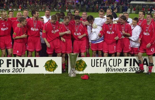 Europapokalsieger 2001 ist der FC Liverpool - die Spieler postieren sich zum Siegerfoto, v.li.: Sami Hyypiä, Christian Ziege, Gary McAllister, Michael Owen, Markus Babbel, Steven Gerrard, Torwart Pegguy Arphexad, Djimi Traore (beide hinten), Danny Murphy, Emile Heskey, Jamie Redknapp (beide hinten), Robbie Fowler, Stephen Wright, Patrik Berger, Torwart Sander Westerveld, Vladimir Smicer, Gregory Vignal, Nick Barmby, Dietmar Hamann und Jamie Carragher Fußball EC 3 Herren UEFA-Cup 2000 2001, FC Liverpool, Pokal, Europapokal, Europacup, Finale, Endspiel, Vdig Totale Dortmund Begeisterung, Freude,