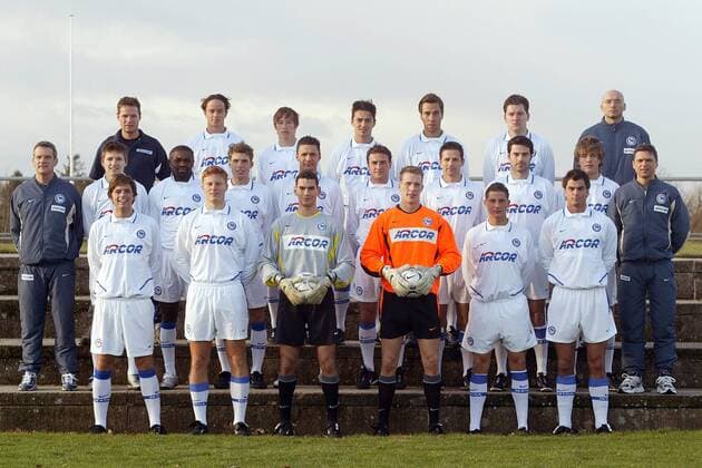 Mannschaftsbild Hertha Amateure hinten v.li.: Physiotherapeut Norbert Franke, Christian Müller, Oliver Hampel, Ante Covic, Michael Steiner, Stephan Schmidt, Co-Trainer Robert Ristic; Mitte: Betreuer Michael Christiansen, Alexander Jakowitz, Joel Tchami... Fußball Herren NOFV-Oberliga Nord 2003 2004, Staffel Nordost, Hertha BSC (A), Amat., Vorstellung, Präsentation, Totale ... Thomas Gellner, Maikel Stevens. Berlin