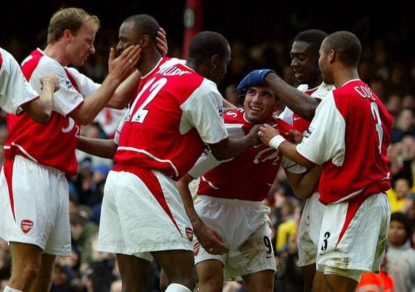 Torjubel Arsenal, Torschütze Jose Antonio Reyes (3.v.re.) wird von seinen Teamkollegen gefeiert, v.re. Ashley Cole, Kolo Toure, Lauren Etame Mayer, Patrick Vieira und Denis Bergkamp Fußball Herren FA-Cup 2003 2004, Englischer Pokal, Pokalspiel, English Premier League, 1. Englische Liga Gruppe Arsenal FC London London Glück, Begeisterung, Freude,