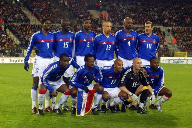 Mannschaftsbild Frankreich hi. v.li.: Louis Saha, Lilian Thuram, Marcel Desailly, Mikael Silvestre, Patrick Vieira, Zinedine Zidane; vorn: Pegguy Luyindula, Sidney Govou, Oivier Dacourt, Torwart Fabien Barthez und William Gallas Fußball Länderspiel Herren Freundschaftsspiel 2004, Test, Testspiel, Länderspiel Totale Brüssel