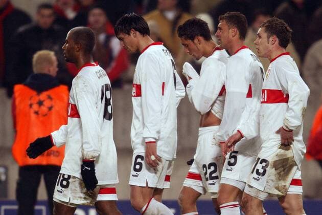 Enttäuschter Abgang der Stuttgarter, v.li.: Cacau, Fernando Meira, Kevin Kuranyi, Marcelo Jose Bordon und Christian Tiffert Fußball EC 1 Herren Champions League 2003 2004, Achtelfinale, VfB Stuttgart, Gruppe Stuttgart Enttäuschung, Nachdenklichkeit, Trauer, traurig, verzweifelt, Frust, frustriert