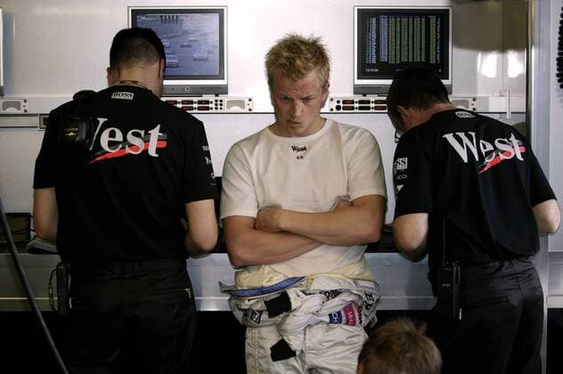 Kimi Räikkönen (Finnland McLaren-Mercedes) wendet sich skeptisch vom Leitstand ab Motorsport Grand Prix Herren Großer Preis von Australien 2004, Formel 1 Weltmeisterschaft, F1, F, GP, WM, Vdig, nachdenklich Gruppe Albert Park, Gegensatz, Gegensätze Melbourne Nachdenklichkeit, Skepsis,