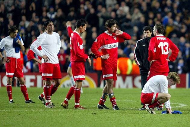 Enttäuschte Stuttgarter nach Spielschluss v.re.: Aliaksandr Hleb, Tiffert, Co-Trainer Krassimir Balakov, Zvonimir Soldo, Kevin Kuranyi, Fernando Meira Fußball EC 1 Herren Champions League 2003 2004, Achtelfinale, London - VfB Stuttgart 0:0, Gruppe London Enttäuschung, Verzweiflung,