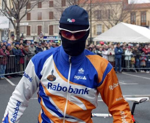 Erik Dekker (Niederlande Rabobank) mit Kälteschutz Radsport Herren 71. Paris - Nizza 2004, Straßenradsport, Straße, Rad, Winter, Vermummung, Versteck, verstecken Einzelbild 3. Etappe, Mütze, Tarnung, Tarnkappe Roanne - Le Puy en Velay, Kälteschutz